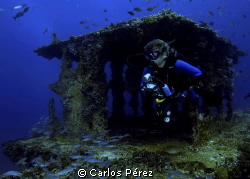 Becky exploring the Wit Shoal Wreck Tower at St.Thomas by Carlos Pérez 